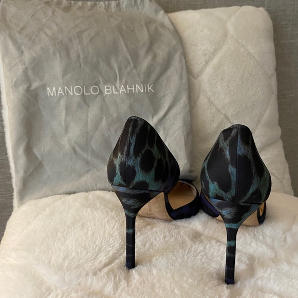 Leopard print satin Manolo Blahnik pumps. - Picture 9 of 9